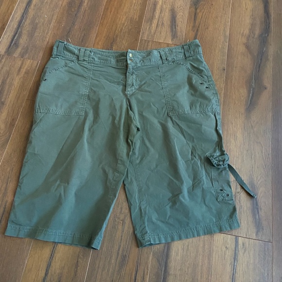 Old Navy Pants - Old Navy women’s Bermuda shorts. Size 16. EUC